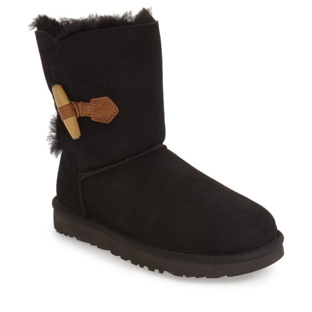 Ugg Keely genuine sheepskin boot Sz 9 New w/ box just in time for fall/football!